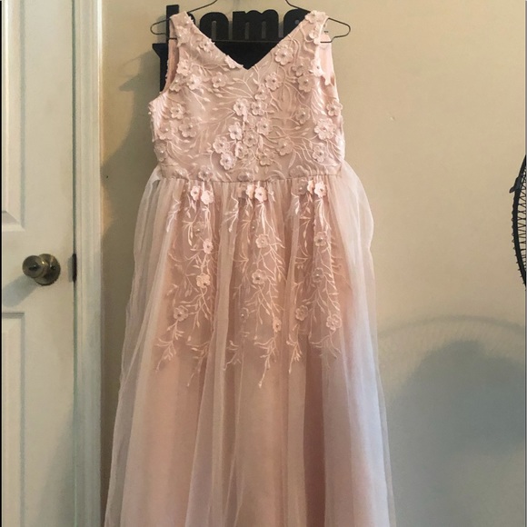 Dresses, Dresses & More Dresses. - Picture 7 of 16